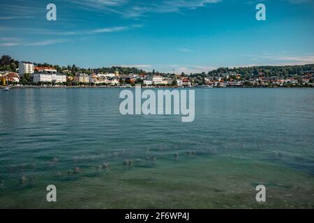 Il lago Traunsee e il panorama della città di Gmunden in Austria Foto Stock