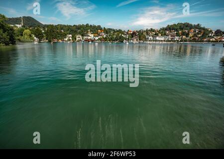 Il lago Traunsee e il panorama della città di Gmunden in Austria Foto Stock