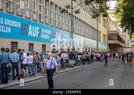 Le persone si trovano in fila all'ingresso del Deutsches Museum di Monaco, Germania Foto Stock