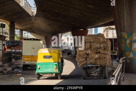 K.R.Market, Bangalore, India - Febbraio 06,2021: Carro di tori e Rikshwa a cavallo nella città di bangalore in krmarket Foto Stock