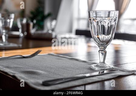 Bicchieri di vino vuoti sono sul tavolo del ristorante. Impostazione frammento di tabella Foto Stock