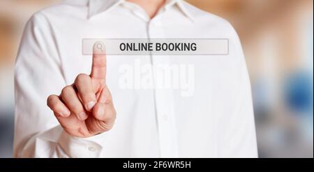 La mano maschile tocca una barra di ricerca su internet su uno schermo virtuale e cerca sul web la prenotazione online. Turismo e concetto di viaggio. Foto Stock