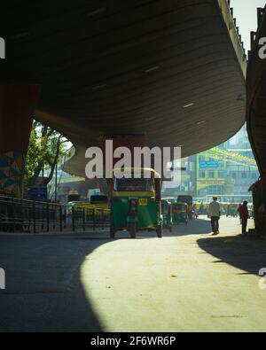 K.R.Market, Bangalore, India - Febbraio 06,2021: Corsa in tuk-tuk nella città di bangalore sotto il ponte in krmarket Foto Stock