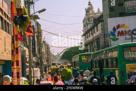 K.R.Market, Bangalore, India - Febbraio 06,2021: Strade affollate in K.R.Market Foto Stock