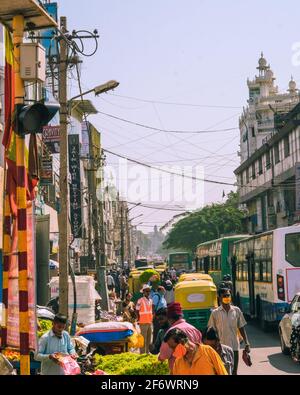 Mercato K.R., Bangalore, India - Febbraio 06,2021: Vista mattutina del mercato K.R.vicino a masjid Foto Stock