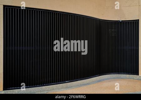 Vista laterale di un edificio moderno servizi di aria condizionata esterna sfiato Foto Stock