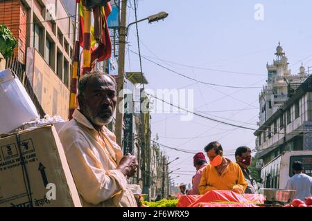 K.R.Market, Bangalore, India - Febbraio 06,2021: Una Vecchia persona Nera nella luce del sole di giorno Foto Stock