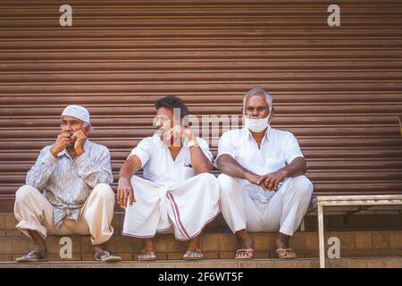 K.R.Market, Bangalore, India - Febbraio 06,2021: Persone indù, musulmane e cristiane che parlano Foto Stock