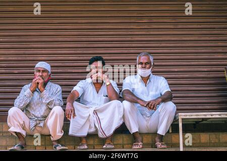 K.R.Market, Bangalore, India - Febbraio 06,2021: Parlano tre diversi amici religiosi Foto Stock