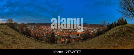 La città illuminata Albstadt nella zona ricreativa dell'Alb Svevo in vista panoramica in atmosfera serale. Foto Stock