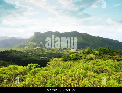 Vista sulla montagna più alta dell'isola di Mauritius ( Piton de la Petite riviere noire ) da le Morne Brabant. Foto Stock