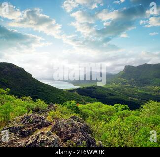 Vista sulla montagna più alta dell'isola di Mauritius ( Piton de la Petite riviere noire ) da le Morne Brabant. Foto Stock