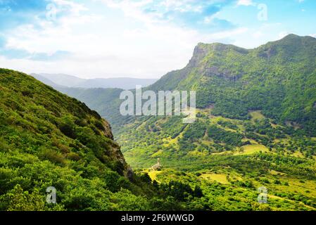 Vista sulla montagna più alta dell'isola di Mauritius ( Piton de la Petite riviere noire ) da le Morne Brabant. Foto Stock