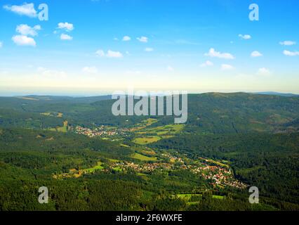 Vista dalla montagna Grosser Arber sulla città Bayerisch Eisenstein e Zelezna Ruda, parco nazionale della foresta bavarese, Germania. Foto Stock