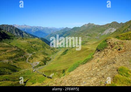 Vista sulla strada di montagna. Col du Tourmalet nei Pirenei. Francia Foto Stock