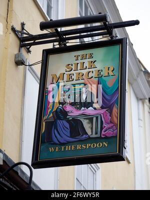Cartello fuori dal Silk Mercer, Wetherspoons pub, Devizes, Wiltshire, Inghilterra, REGNO UNITO Foto Stock