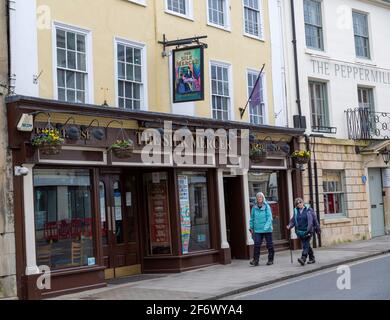 The Silk Mercer, Wetherspoons pub, Devizes, Wiltshire, Inghilterra, Regno Unito due donne che camminano oltre Foto Stock