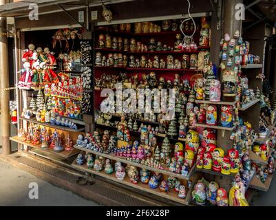 Bancarella di mercato a San Pietroburgo, Russia, che vende souvenir - per lo più bambole russe. Foto Stock