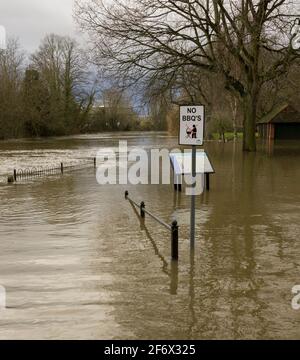 Lammas Park a Staines, Surrey, gravemente allagato dopo che il Tamigi ha rotto la sua banca a Natale 2012. Un cartello riporta "No BBQ's". Foto Stock