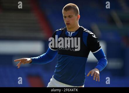 OLDHAM. REGNO UNITO. 2 APRILE: Harry Clarke di Oldham Athletic si sta riscaldando prima della partita Sky Bet League 2 tra Oldham Athletic e Stevenage al Boundary Park, Oldham, venerdì 2 aprile 2021. (Credit: Eddie Garvey | MI News) Credit: MI News & Sport /Alamy Live News Foto Stock