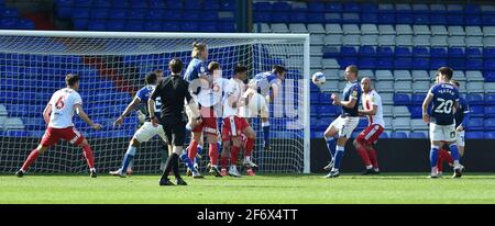 OLDHAM. REGNO UNITO. 2 APRILE: Oldham Athletic's ben Garrity libera la palla durante la partita Sky Bet League 2 tra Oldham Athletic e Stevenage a Boundary Park, Oldham, venerdì 2 aprile 2021. (Credit: Eddie Garvey | MI News) Credit: MI News & Sport /Alamy Live News Foto Stock