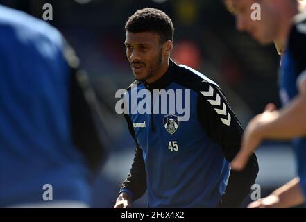 OLDHAM. REGNO UNITO. 2 APRILE: Oldham Athletic's Kyle Jameson si sta riscaldando prima della partita Sky Bet League 2 tra Oldham Athletic e Stevenage al Boundary Park, Oldham, venerdì 2 aprile 2021. (Credit: Eddie Garvey | MI News) Credit: MI News & Sport /Alamy Live News Foto Stock