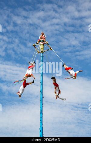 Tulum, Messico - 24 gennaio 2018: Voladores che esegue la danza del rituale dei volantini a Tulum. Yucatan, Messico Foto Stock