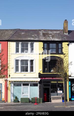 Caernarfon - Galles - Marzo 30 2021 : elegante architettura di vecchia moda in questa storica Città reale. Facciate dei negozi dipinte in modo luminoso sullo storico Castl Foto Stock