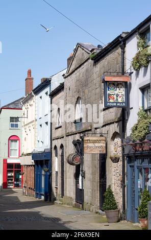 Caernarfon - Galles - Marzo 30 2021 : mercato interno. Antico edificio storico nel cuore della Città reale murata. Edificio semplice ed elegante su uno stretto Foto Stock