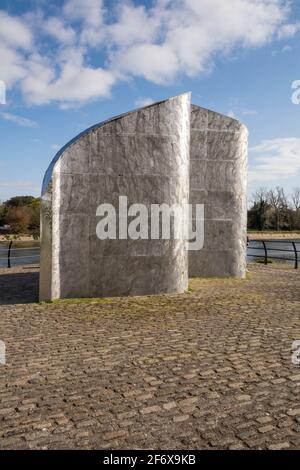 Banchi di pesce sulla scultura in acciaio inossidabile ‘liquidity’ di Simon Packard, Ferry Point, Brentford, Londra, Inghilterra, REGNO UNITO Foto Stock