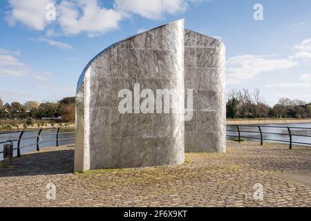 Banchi di pesce sulla scultura in acciaio inossidabile ‘liquidity’ di Simon Packard, Ferry Point, Brentford, Londra, Inghilterra, REGNO UNITO Foto Stock