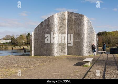 Banchi di pesce sulla scultura in acciaio inossidabile ‘liquidity’ di Simon Packard, Ferry Point, Brentford, Londra, Inghilterra, REGNO UNITO Foto Stock