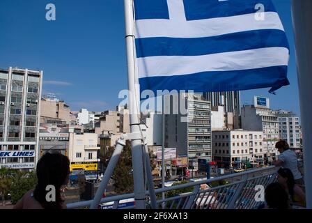 Pireo / Grecia / Maggio 27 2009 : i viaggiatori si affacciano sul porto greco del Pireo, prima di salpare per le isole. Il fla nazionale Foto Stock