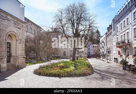 Willy Brandt Square e l'antico edificio della Giustizia su Sophienstreet nel Baden Baden. Al centro si trova una fontana neoclassica progettata da Friedrich Schin Foto Stock