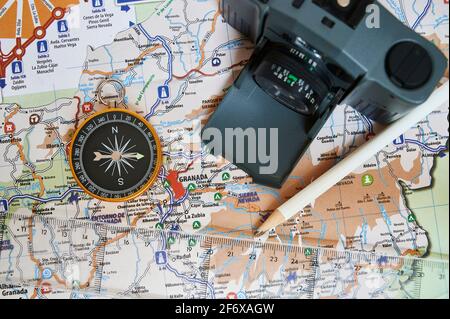 Bussola e macchina fotografica su Granada e Sierra Nevada mappa Foto Stock