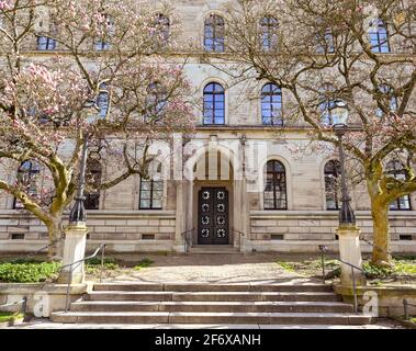 Vista frontale del vecchio edificio della giustizia a Baden Baden in stile primo Rinascimento. Al centro si trova una fontana neoclassica progettata da Friedrich S. Foto Stock