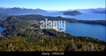 ARGENTINA-SAN CARLO DE BARILOCHE, regione dei laghi, di origine glaciale e circondata dalla catena montuosa delle Ande Foto Stock