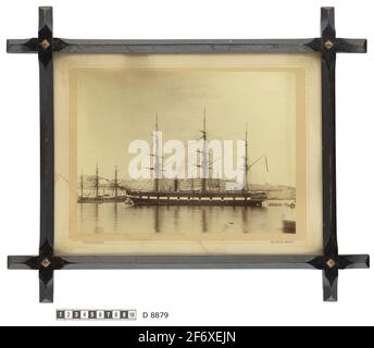L'immagine mostra il vanadic vanadis dal lato tribordo. La nave ancora a una boa nel porto di Valetta a Malta durante il suo lungo viaggio 1883-1885. Tutte le vele vengono recuperate, le porte dei pezzi sono aperte e le pistole eseguite. Dal camino sorge fumo. Un gruppo di marinai si trova sul ponte posteriore. Dalla nave poppa si appende alla superficie dell'acqua e diverse piccole imbarcazioni operano da e per la fregata.è lo sfondo visibile il maestro della città di valetta e il gap di governo Auberge de Castille et Léon .. L'immagine mostra il vanadis vergine di vapore dal lato tribordo. L'ancora della nave a una boa nella p di Valetta Foto Stock