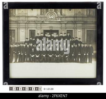 La foto presenta un diritto di gruppo di ufficiali navali e sub-ufficiali svedesi di fronte alla Sjökrigskolan di Stoccolma .. La foto presenta un diritto di gruppo di ufficiali marini e sub-ufficiali svedesi di fronte al Sjökrigskolan di Stoccolma. Foto Stock