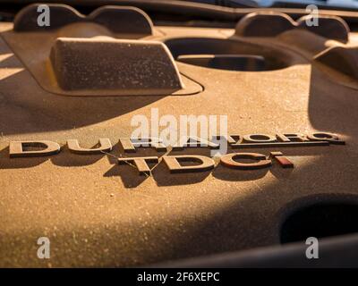 Usti nad Labem / repubblica Ceca - 5.18.2019: Segno di Duratorq TDCi sul coperchio in plastica del motore diesel. Il cartello è coperto di ciottoli e polvere - Foto Stock