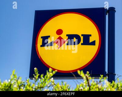 Usti nad Labem / Repubblica Ceca - 5.6.2018: Lidl - segno di Lidl discount catena di supermercati, sullo sfondo del cielo azzurro. Riquadro in primo piano Foto Stock