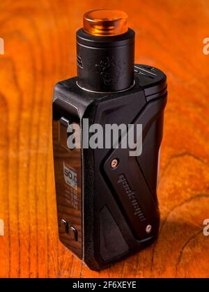 Usti nad Labem / Repubblica Ceca - 3.12.2020: Black vaping squonk mod GeekVape Aegis Squonk su tavolo di legno marrone - dispositivo e-cig moderno. Foto Stock