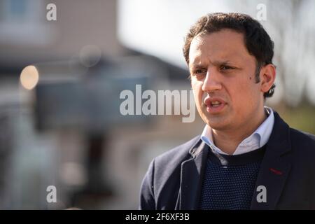 Glasgow, Scozia, Regno Unito. 3 Apr 2021. NELLA FOTO: ANAS Sarwar MSP. Il leader laburista scozzese, Anas Sarwar MSP, si unisce a James Kelly MSP nel percorso della campagna elettorale di Rutherglen. Credit: Colin Fisher/Alamy Live News Foto Stock