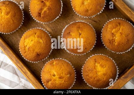 Primo piano con muffin biscotti. Dolci. Festa. Dessert su tavola bianca - muffin fatti in casa. Cupcakes in porzionato. Muffin semplici. Vista dall'alto. Foto Stock