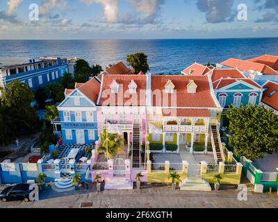 Curacao, Antille Olandesi Vista di edifici colorati del centro di Willemstad Curacao Caribbean Island, colorati edifici coloniali restaurati a Pietermaai Foto Stock