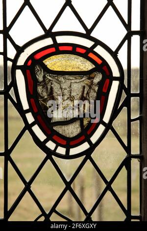 Finestra medievale in vetro colorato raffigurante la Trinità cristiana, Chiesa di San Cuthbert, Edenhall vicino Penrith, Cumbria navata Sud 1 Foto Stock
