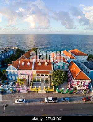 Curacao, Antille Olandesi Vista di edifici colorati del centro di Willemstad Curacao Caribbean Island, colorati edifici coloniali restaurati a Pietermaai Foto Stock