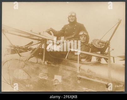 Ritratto che mostra i due piloti tedeschi di combattimento Friedrich Huffzky e Gottfried Ehmann in posa nel loro aereo fotografico .. Ritratto che mostra i due piloti tedeschi di combattimento Friedrich Huffzky e Gottfried ehmann in posa nel loro velivolo fotografico. Foto Stock