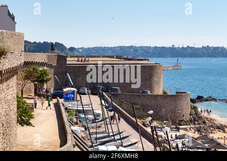 Saint-Malo, Francia - Giugno 02 2020: Il Bastione de la Hollande è una difesa delle Remparts di Saint-Malo Foto Stock