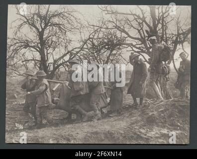 L'immagine mostra soldati inglesi che indossano un danneggiato su una barella testo originale: 'Uomini inglesi catturati portare un compagno ferito a una stazione di vestizione tedesca.'l'immagine mostra soldati inglesi che portano un danneggiato su una barella testo: 'Uomini inglesi catturati portare un compagno ferito a una stazione di vestizione tedesca. Foto Stock